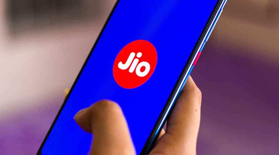 Reliance Jio: Mukesh Ambani is giving Diwali blast, is giving free recharge of 98 and 349, know how.